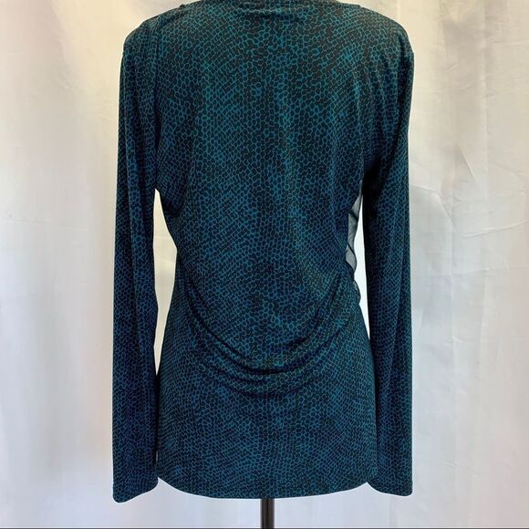Jones New York green long sleeve snake print side ruching chiffon blouse size M - Picture 3 of 10